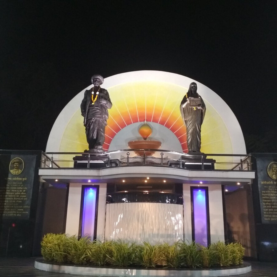 Statue of Phule couple