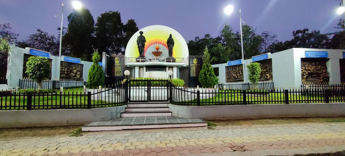 Statue of Phule couple